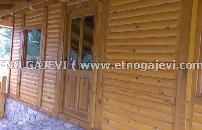 Brvnara - Drvena kuća od poluoblica - Sirogojno