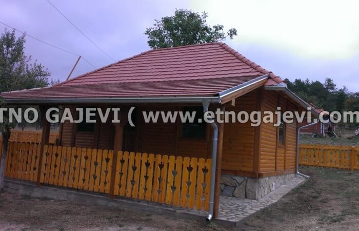 Brvnara - Drvena kuća od poluoblica - Sirogojno