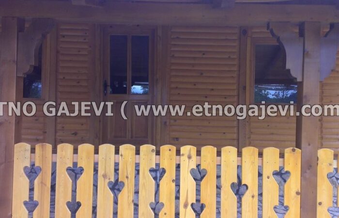 Brvnara - Drvena kuća od poluoblica - Sirogojno