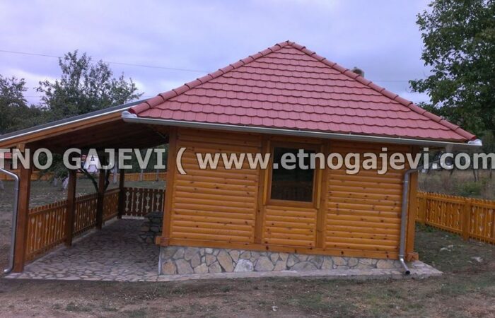 Brvnara - Drvena kuća od poluoblica - Sirogojno