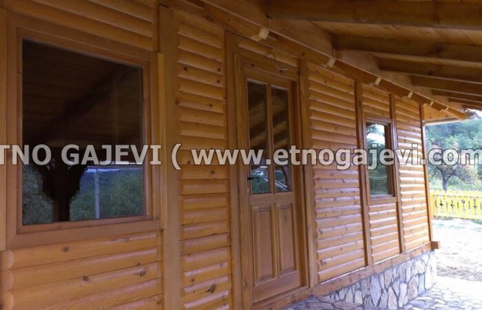 Brvnara - Drvena kuća od poluoblica - Sirogojno