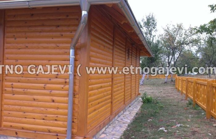 Brvnara - Drvena kuća od poluoblica - Sirogojno
