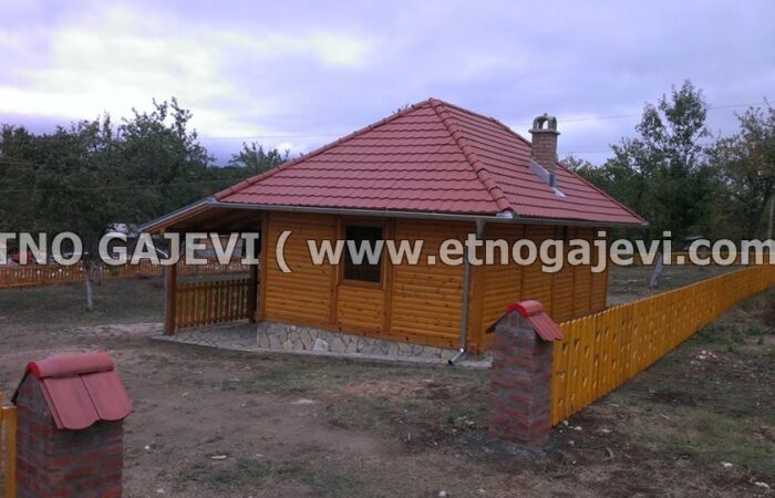 Brvnara - Drvena kuća od poluoblica - Sirogojno