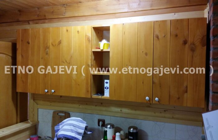 Brvnara - Drvena kuća od poluoblica - Sirogojno