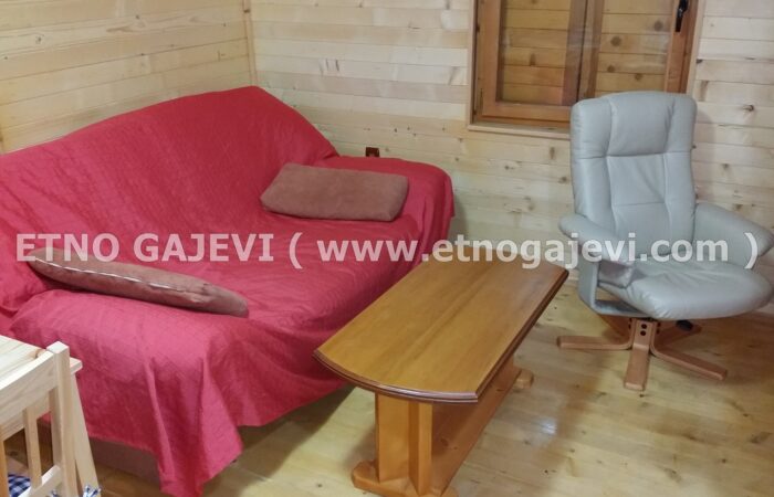 Brvnara - Drvena kuća od poluoblica - Sirogojno