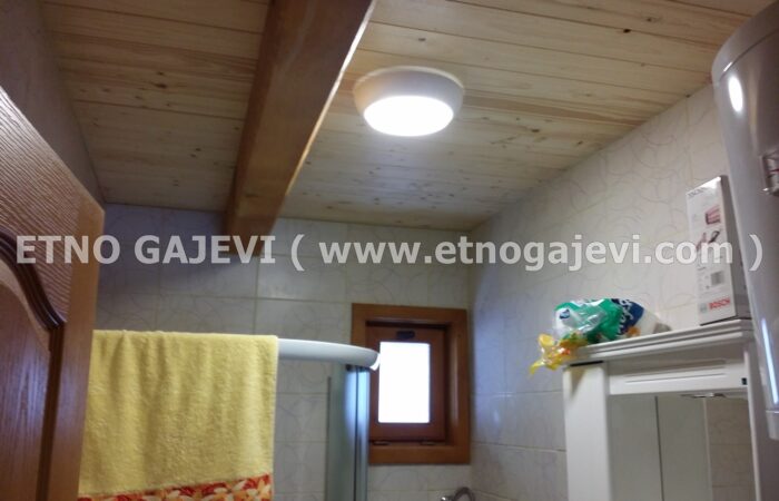 Brvnara - Drvena kuća od poluoblica - Sirogojno