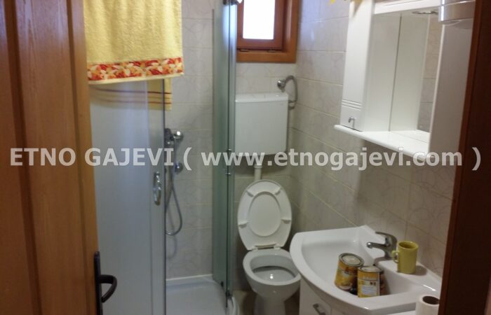 Brvnara - Drvena kuća od poluoblica - Sirogojno