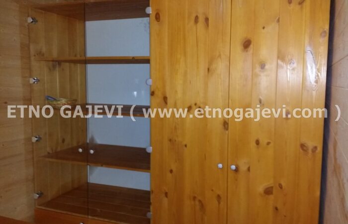 Brvnara - Drvena kuća od poluoblica - Sirogojno