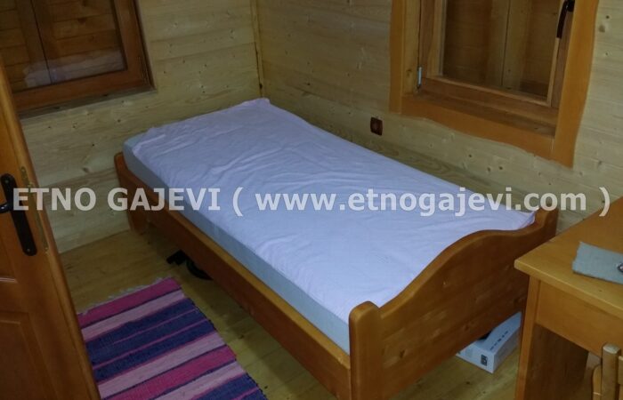 Brvnara - Drvena kuća od poluoblica - Sirogojno