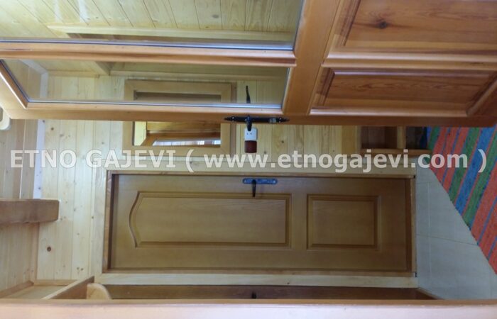 Brvnara - Drvena kuća od poluoblica - Sirogojno