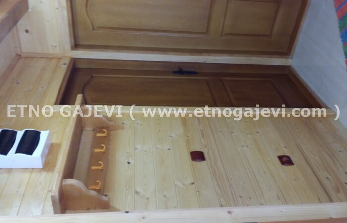 Brvnara - Drvena kuća od poluoblica - Sirogojno