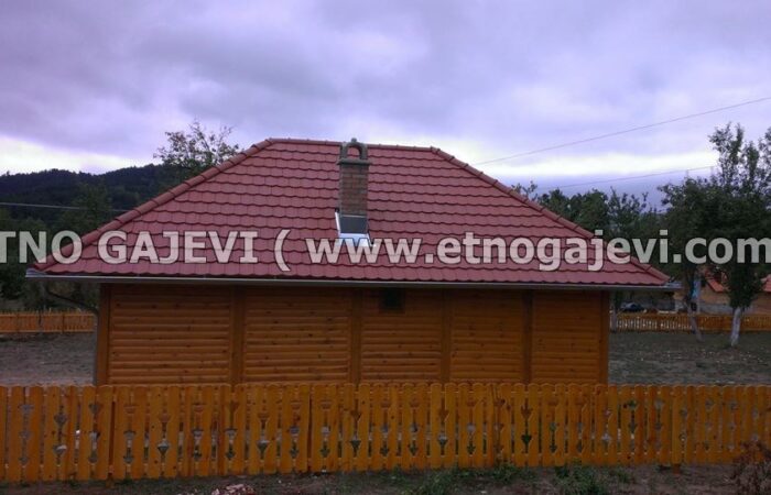 Brvnara - Drvena kuća od poluoblica - Sirogojno