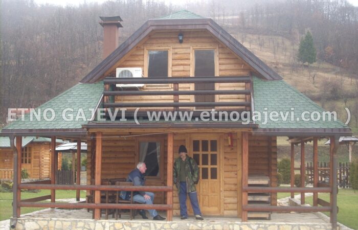 Brvnara - Drvena kuća od poluoblica - Kopaonik