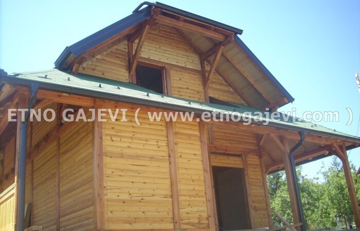 Brvnara - Drvena kuća od poluoblica - Avala