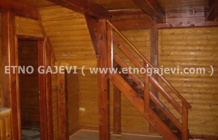 Brvnara - Drvena kuća od poluoblica - Avala