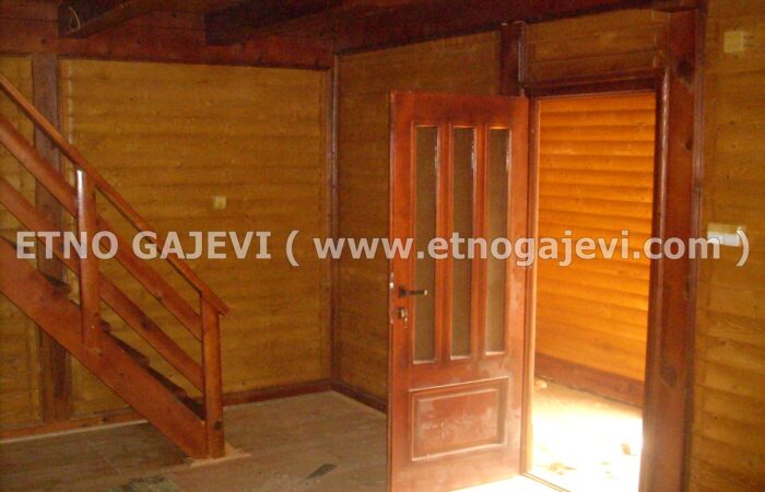 Brvnara - Drvena kuća od poluoblica - Avala