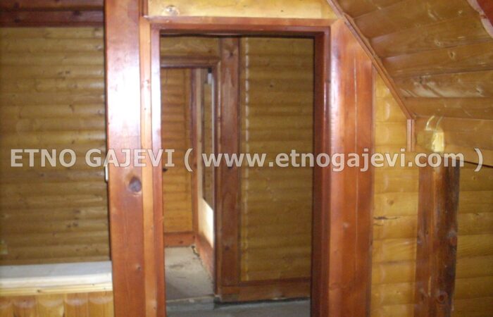 Brvnara - Drvena kuća od poluoblica - Avala