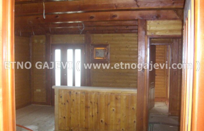 Brvnara - Drvena kuća od poluoblica - Avala