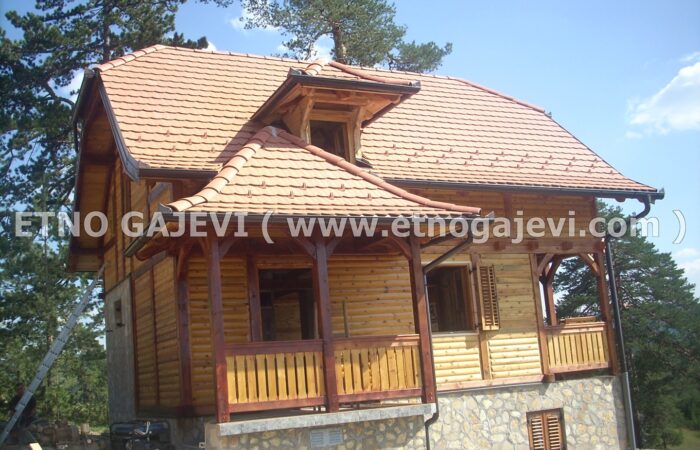 Brvnara - Drvena kuća od poluoblica - Vodice