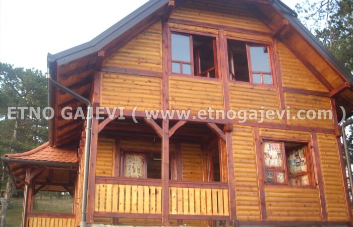 Brvnara - Drvena kuća od poluoblica - Vodice