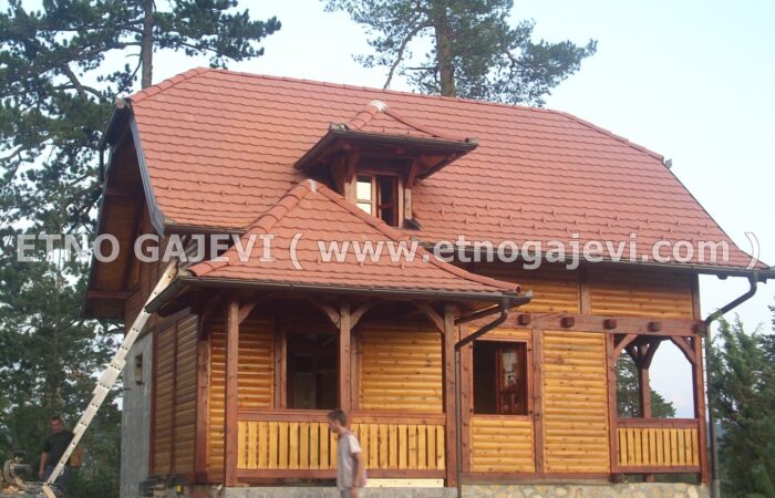 Brvnara - Drvena kuća od poluoblica - Vodice