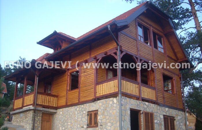 Brvnara - Drvena kuća od poluoblica - Vodice