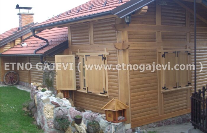 Brvnara - Drvena kuća od poluoblica - Roge