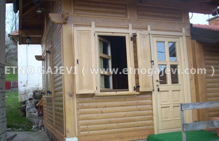 Brvnara - Drvena kuća od poluoblica - Roge