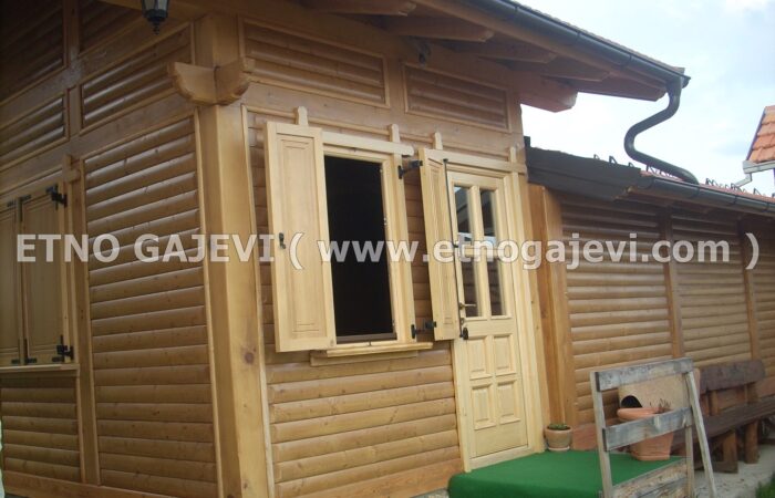 Brvnara - Drvena kuća od poluoblica - Roge