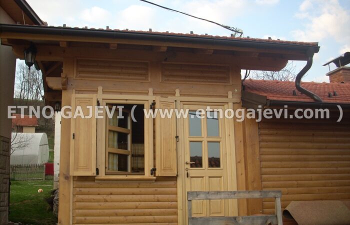 Brvnara - Drvena kuća od poluoblica - Roge