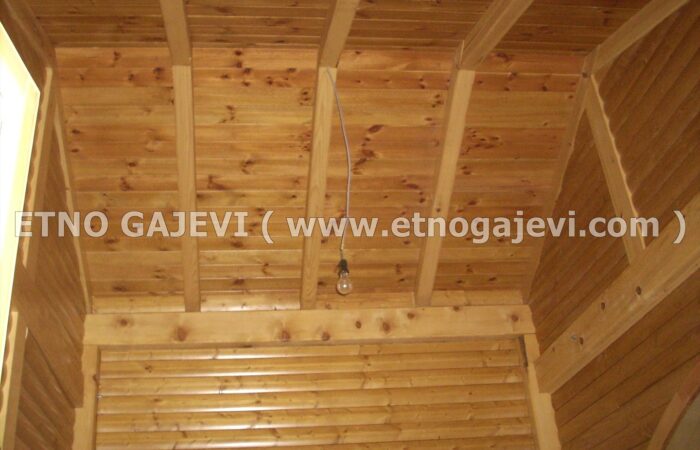 Brvnara - Drvena kuća od poluoblica - Roge