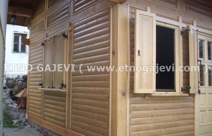 Brvnara - Drvena kuća od poluoblica - Roge