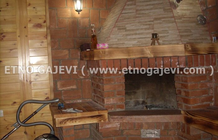 Brvnara - Drvena kuća od poluoblica - Roge