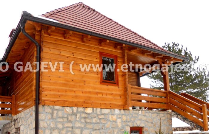 Brvnara - Drvena kuća od ravnih brvana – dasaka - Tornik 1
