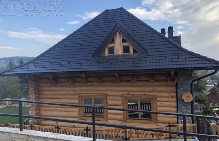 Drvena kuća od balvana - Bela Zemlja