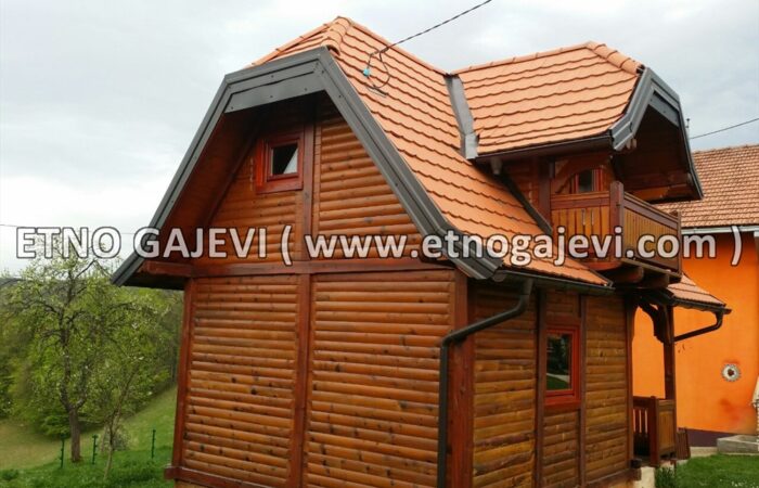 Brvnara - Drvena kuća od poluoblica - Užice
